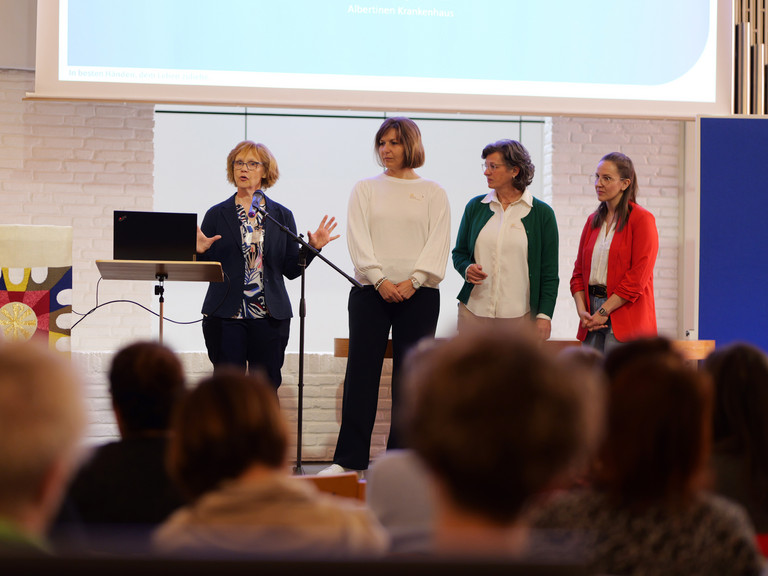 Das Team der Familialen Pflege aus dem Albertinen Krankenhaus begrüßt zur Veranstaltung für Pflegende Angehörige Das Team der Familialen Pflege aus dem Albertinen Krankenhaus begrüßt zur Veranstaltung für Pflegende Angehörige