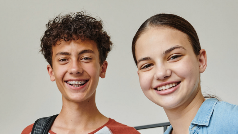 Ein Schüler und eine Schülerin blicken lächelnd in eine Kamera, Kaufmännische Ausbildung Hamburg und Umgebung, Personaldienstleistungskaufmann, Personaldienstleistungskauffrau, Albertinen Krankenhaus, Hamburg-Schnelsen Ein Schüler und eine Schülerin blicken lächelnd in eine Kamera