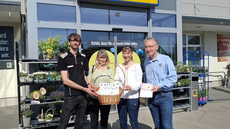 Daniel Thieme, Melannie Möller, Stefanie Micklitza und Mathias Papendieck vor dem Supermarkt Daniel Thieme, Melannie Möller, Stefanie Micklitza und Mathias Papendieck vor dem Supermarkt