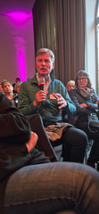 Besucher stellt Frage an Panel-Teilnehmende