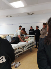 Eine Dozentin demonstriert angehenden Pflegefachpersonen eine ressourcenorientierte Lagerung nach dem Bobath-Konzept. Eine Dozentin demonstriert angehenden Pflegefachpersonen eine ressourcenorientierte Lagerung nach dem Bobath-Konzept.