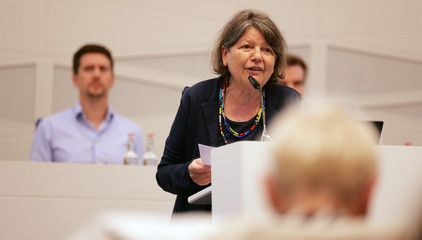 Christine Schmid spricht am Rednerpult für den Seniorenbeirat im Großen Sitzungssaal beim 3. Norderstedter Herz- und Gefäßtag im Rathaus Norderstedt. Christine Schmid spricht am Rednerpult für den Seniorenbeirat im Großen Sitzungssaal beim 3. Norderstedter Herz- und Gefäßtag im Rathaus Norderstedt.