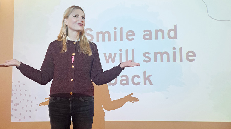 Tanja Bülter strahlt von innen heraus und bringt anderen Menschen bei, ebenso positiv zu denken. Hier bei ihrem Seminar in der Immanuel Klinik Märkische Schweiz