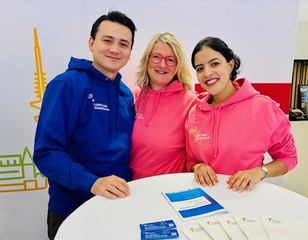 Mitarbeitende des Albertinen Krankenhauses am Messestand beim Springer Gesundheitspflege-Kongress 2025