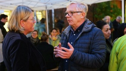 Pflegedirektorin Maike Sellentin im Gespräch bei der Weihnachtsfeier 2025 von Amalie Sieveking Krankenhaus, Residenz am Wiesenkamp, Feierabendhaus Volksdorf und Albertinen Kindertagesstätte Volksdorf auf dem Gesundheitscampus Volksdorf in Hamburg