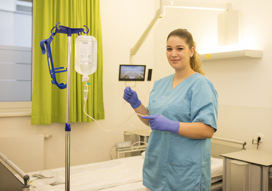 Auszubildende in Patientenzimmer - Generalisitische Pflegekraft Ausbildung am Amalie Sieveking Krankenhaus Hamburg-Volksdorf