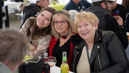 Drei Mitarbeiterinnen sitzen im Festzelt an einem Tisch und blicken lächelnd in die Kamera bei der Jubiläumsfeier 20 Jahre Albertinen Services Hamburg ASH in Rellingen. Drei Mitarbeiterinnen sitzen im Festzelt an einem Tisch und blicken lächelnd in die Kamera bei der Jubiläumsfeier 20 Jahre Albertinen Services Hamburg ASH in Rellingen.