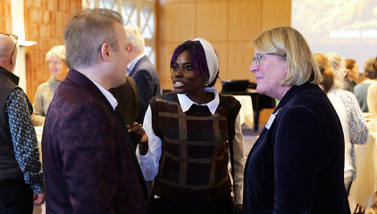 Pflegedirektorin Maike Sellentin unterhält sich mit zwei Teilnehmenden bei der Weihnachtsfeier 2025 von Amalie Sieveking Krankenhaus, Residenz am Wiesenkamp, Feierabendhaus Volksdorf und Albertinen Kindertagesstätte Volksdorf auf dem Gesundheitscampus Volksdorf in Hamburg