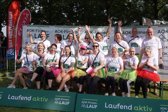 Mitarbeitende aus Pflege, Koordination/Verwaltung, Ehrenamt und Geschäftsführung des Albertinen Hospiz Norderstedt stehen beim AOK-Firmenlauf Norderstedt 2026 vor einer Fotowand für die einzelen Teams und blicken fröhlich in die Kamera. Mitarbeitende aus Pflege, Koordination/Verwaltung, Ehrenamt und Geschäftsführung des Albertinen Hospiz Norderstedt stehen beim AOK-Firmenlauf Norderstedt 2026 vor einer Fotowand für die einzelen Teams und blicken fröhlich in die Kamera.