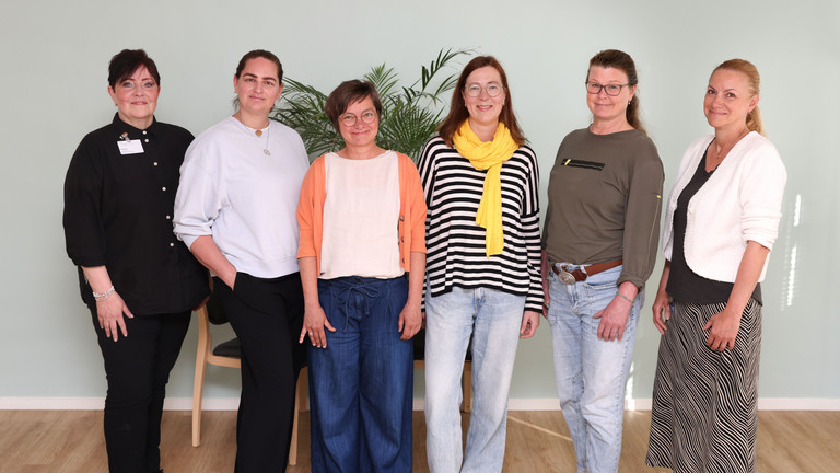 Das Team der Psychiatrie-Therapeuten des Interdisziplinären Therapiezentrums im Albertinen Krankenhaus in Hamburg Schnelsen stehen auf dem Gang und strahlt in die Kamera Das Team der Psychiatrie-Therapeuten des Interdisziplinären Therapiezentrums im Albertinen Krankenhaus in Hamburg Schnelsen stehen auf dem Gang und strahlt in die Kamera