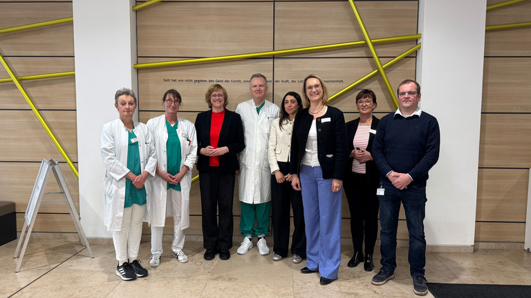 V.l.n.r.: Chefärztin Dr. med. Grit Spalding, Chefärztin Kerstin Ames, Julia Sahi, Chefarzt Prof. Dr. med. Johannes Albes, Dr. med. Viyan Sido, Verana Plocher, Birgit Pilz, Krisen- und Notfallmanager Cornel Gratz.