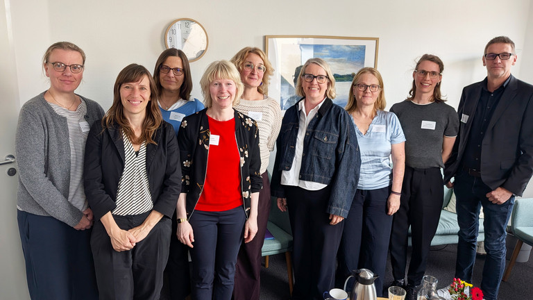 Gruppenfoto mit Beraterinnen, Diakonie und Bundesfamilienministerium in der Immanuel Beratung Reginhardstraße