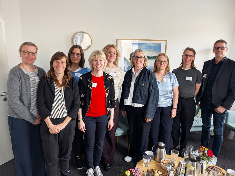 Gruppenfoto mit Beraterinnen, Diakonie und Bundesfamilienministerium in der Immanuel Beratung Reginhardstraße Gruppenfoto mit Beraterinnen, Diakonie und Bundesfamilienministerium in der Immanuel Beratung Reginhardstraße