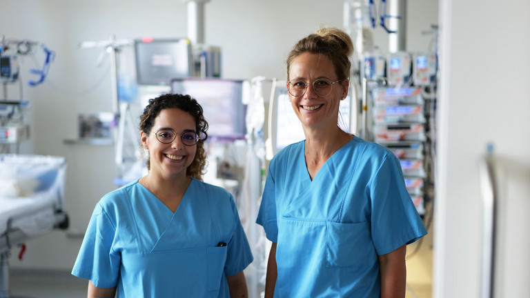  Zwei Pflegerinnen der Intensivstation blicken in die Kamera im Albertinen Krankenhaus in Hamburg-Schnelsen