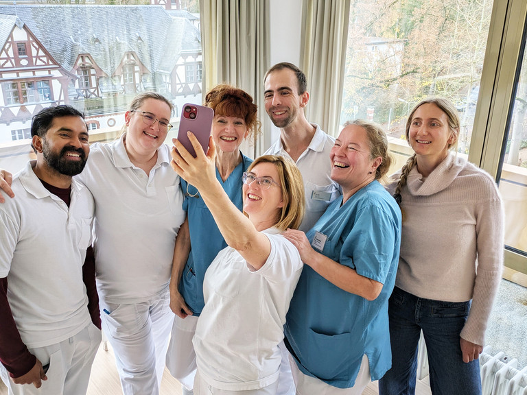 Team vom Immanuel Krankenhaus Berlin macht Selfie