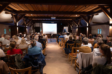 Rund 100 Gäste verfolgen das Einführungssymposium von Dr. Saskia Otte, neuer Chefärztin der Geriatrie am Evangelischen Amalie Sieveking Krankenhaus, im Wagnerhof des Museumsdorfs Volksdorf.