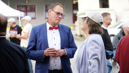 Zwei Festgäste stehen vor dem Festzelt und unterhalten sich bei der Jubiläumsfeier 20 Jahre Albertinen Services Hamburg ASH in Rellingen. Zwei Festgäste stehen vor dem Festzelt und unterhalten sich bei der Jubiläumsfeier 20 Jahre Albertinen Services Hamburg ASH in Rellingen.