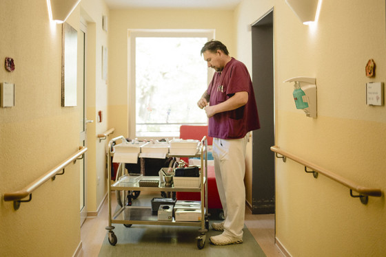 Pfleger aus dem Seniorenzentrum Kläre Weist bei der Arbeit auf der Station