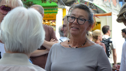 Eine Mitarbeiterin im Gespräch mit einer Frau an den Ständen des Gesundheitscampus Volksdorf der Immanuel Albertinen Diakonie beim Stadtteilfest Volksdorf in Hamburg