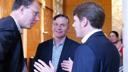 Andreas Schneider, Andreas Mende und Thorsten Minuth unterhalten sich bei der Weihnachtsfeier 2025 von Amalie Sieveking Krankenhaus, Residenz am Wiesenkamp, Feierabendhaus Volksdorf und Albertinen Kindertagesstätte Volksdorf auf dem Gesundheitscampus Volksdorf in Hamburg