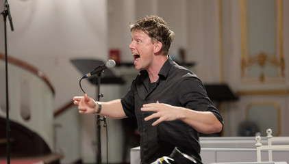 Der Leiter des Gospelchors singt und dirigiert im Kirchensaal beim 10. Herzbrücke-Benefizkonzert im Hamburger „Michel“ der Albertinen-Stiftung. Der Leiter des Gospelchors singt und dirigiert im Kirchensaal beim 10. Herzbrücke-Benefizkonzert im Hamburger „Michel“ der Albertinen-Stiftung.