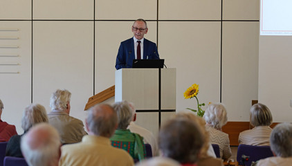 Ralf Zastrau hält eine Rede an einem Rednerpult bei der Jubiläumsveranstaltung mit Symposium und einer Dankesveranstaltung zum 25-jährige Bestehen der LUCAS Langzeit-Kohortenstudie im Hamburger Albertinen Haus und Kirche am Albertinen Krankenhaus.. Ralf Zastrau hält eine Rede an einem Rednerpult bei der Jubiläumsveranstaltung mit Symposium und einer Dankesveranstaltung zum 25-jährige Bestehen der LUCAS Langzeit-Kohortenstudie im Hamburger Albertinen Haus und Kirche am Albertinen Krankenhaus..