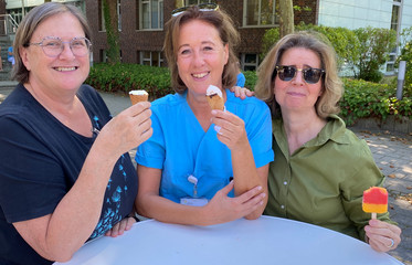 Drei Mitarbeiterinnen des Albertinen Krankenhauses genießen bei „Let’s have lunch“ Eis in der spätsommerlichen Sonne.