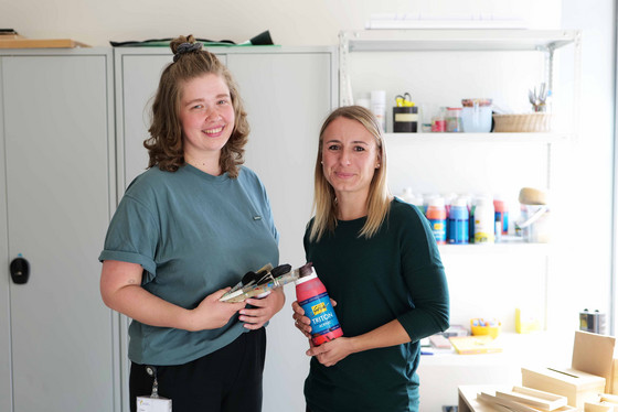 Zwei Therapeutinnen im Rahmen der Kunsttherapie in der Psychatrie des Interdisziplinären Therapiezentrums des Albertinen Krankenhauses in Hamburg Schnelsen Zwei Therapeutinnen im Rahmen der Kunsttherapie in der Psychatrie des Interdisziplinären Therapiezentrums des Albertinen Krankenhauses in Hamburg Schnelsen