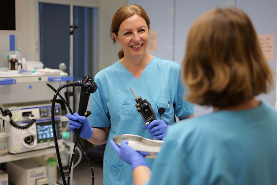 Eine Pflegefachkraft der Endoskopie und Sonographie mit einem Endoskopiegerät im Albertinen Krankenhaus in Hamburg-Schnelsen