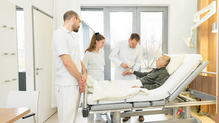 Studierende am Patientenbett - Weiterbildung Facharzt und Fachärztin - Immanuel Klinik Rüdersdorf
