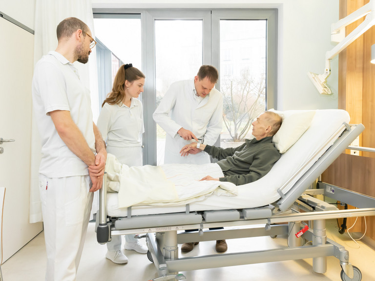 Studierende mit Arzt am Patientenbett - Weiterbildung - Karriere - Immanuel Klinik Rüdersdorf
