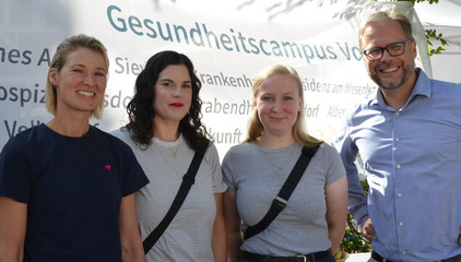Drei Mitarbeiterinnen mit Chefarzt Anästhesiologie und Intensivmedizin Prof. Dr. Matthias Grünewald an den Ständen des Gesundheitscampus Volksdorf der Immanuel Albertinen Diakonie beim Stadtteilfest Volksdorf in Hamburg