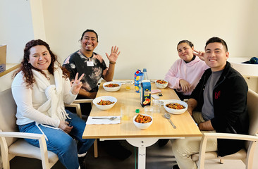 Die Pflegekräfte beim gemeinsamen Essen am Tisch