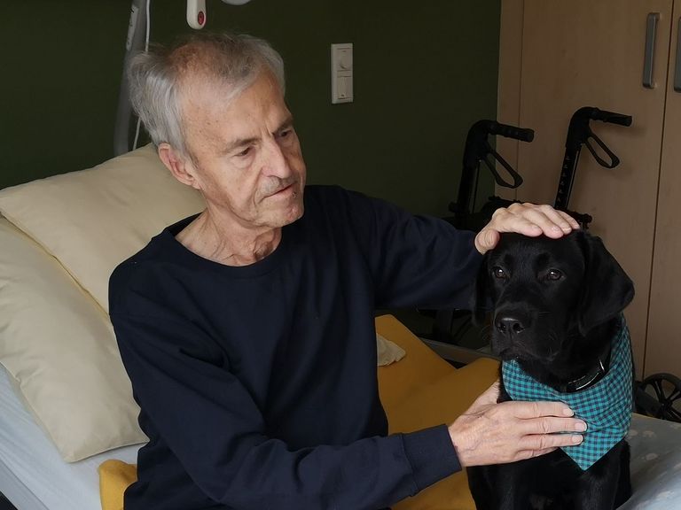 Einrichtungen - Wohnen und Pflegen - Hospize - Gast mit Therapiehund