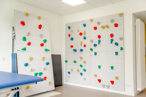 Kletterwände in einem Therapieraum für therapeutische Übungen im Interdisziplinären Therapiezentrum im Albertinen Krankenhaus in Hamburg-Schnelsen Kletterwände in einem Therapieraum für therapeutische Übungen im Interdisziplinären Therapiezentrum im Albertinen Krankenhaus in Hamburg-Schnelsen