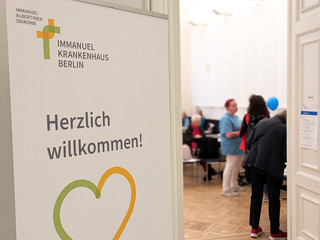 Banner mit Schriftzug Herzlich Willkommen am Eingang in den Saal Banner mit Schriftzug Herzlich Willkommen am Eingang in den Saal