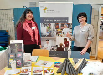 Mitarbeiterinnen am Messestand von Immanuel Dienstleistungen präsentieren vielfältige Arbeitsbereiche