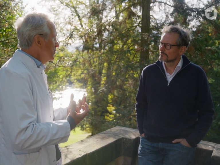 Prof. Dr. Andreas Michalsen im Gespräch mit Dr. Eckart von Hirschhausen im Immanuel Krankenhaus Berlin zum Thema Zucker, Gesundheit und bewusste Ernährung für die ARD-Dokumentation „Hirschhausen und der Zucker“.