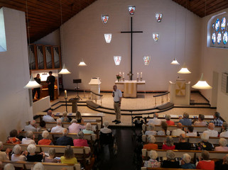 Blick in die nahezu voll besetzte St. Michaelskapelle während des Sommerkonzerts auf dem Gesundheitscampus Volksdorf