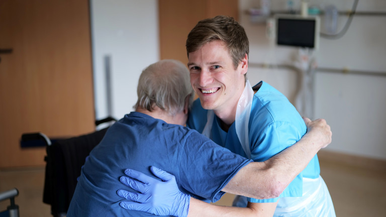 Ein Pfleger hilft einem Patienten beim Aufstehen in der Neurologischen Frührehabilitation im Albertinen Krankenhaus in Hamburg-Schnelsen