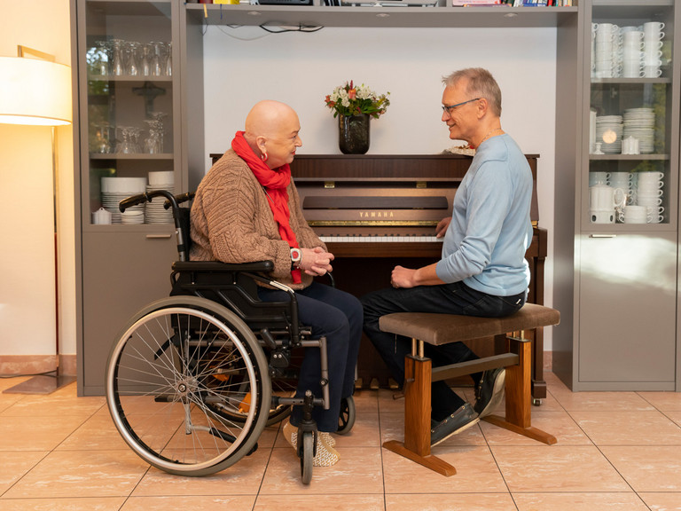 Ehrenamtlicher Sterbebegleiter Ingo Kahle im Gespräch mit einem Hospizgast - Diakonie Hospiz Wannsee Ehrenamtlicher Sterbebegleiter Ingo Kahle im Gespräch mit einem Hospizgast - Diakonie Hospiz Wannsee