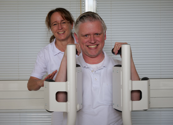 Ein Therapeut sitzt an einer speziellen Trainingsmaschine für Schulter- und Rückentraining in Begleitung einer Therapeutin bei Physikofit im Interdisziplinären Therapiezentrum für Physiotherapie im Albertinen Krankenhaus in Hamburg Ein Therapeut sitzt an einer speziellen Trainingsmaschine für Schulter- und Rückentraining in Begleitung einer Therapeutin bei Physikofit im Interdisziplinären Therapiezentrum für Physiotherapie im Albertinen Krankenhaus in Hamburg
